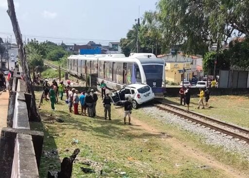 VLT colide com carro na zona Oeste de Natal