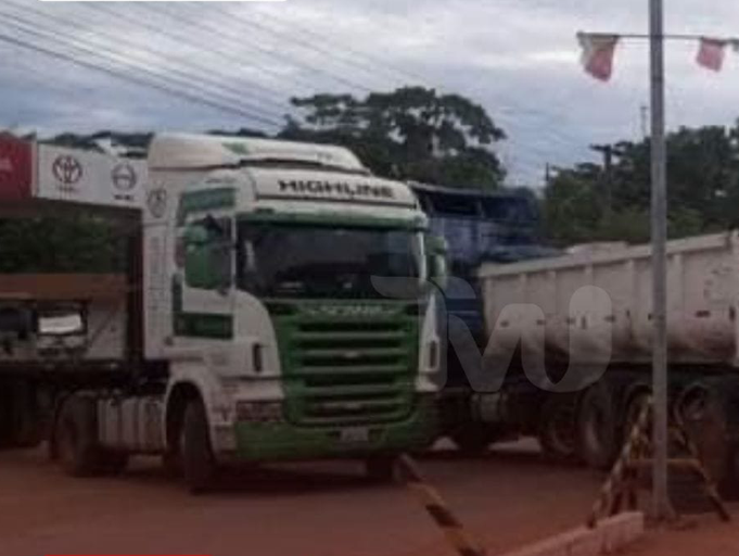 Vídeos: Federação de Transporte de Pando adere bloqueio de estradas e o fechamento da fronteira com o Acre