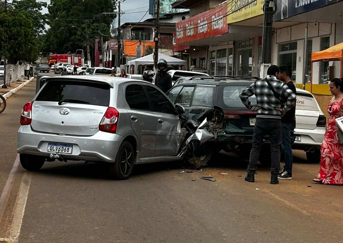 Acidente de trânsito na Avenida Santos Dumont em Epitaciolândia com Avarias