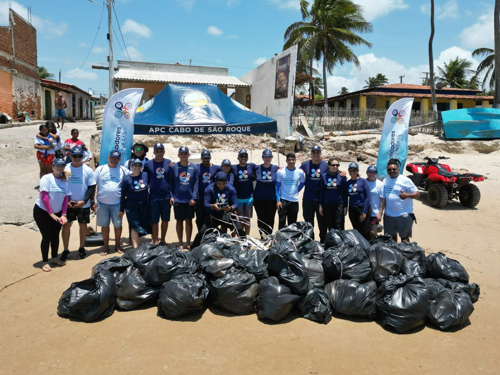 Ação de limpeza recolhe mais de 230 quilos de lixo em 3 horas na praia de Maracajaú