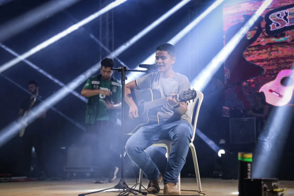 Adolescente de 13 anos de Sena Madureira abre show da banda Limão com Mel na Expoacre: ‘Sonho que realizei’