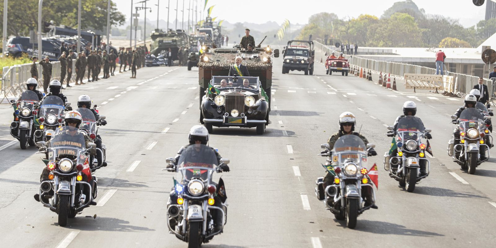 Autoridades prestigiam desfile do 7 de Setembro em Brasília