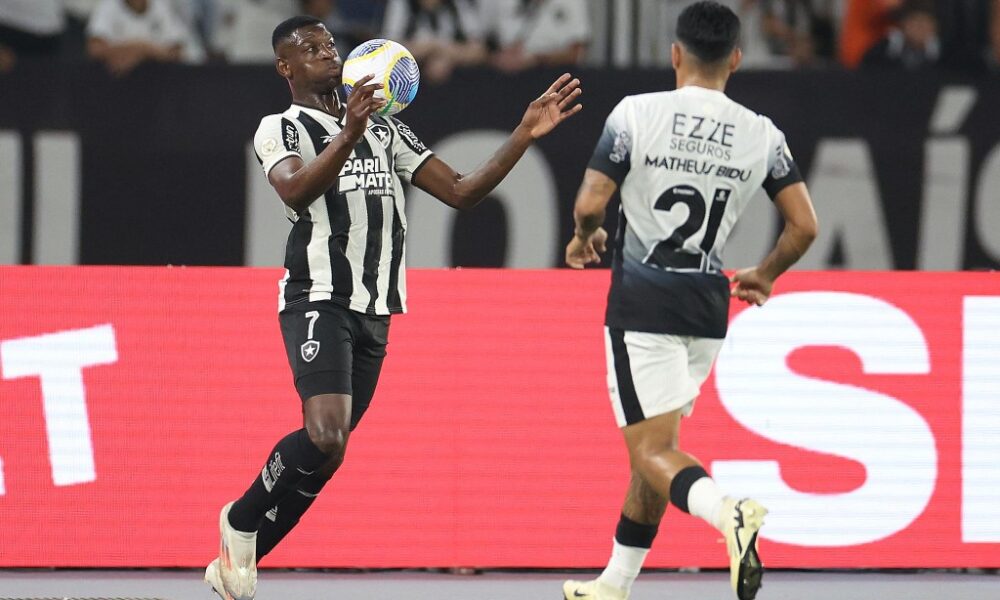 Botafogo vence o Corinthians e continua líder isolado do Brasileirão