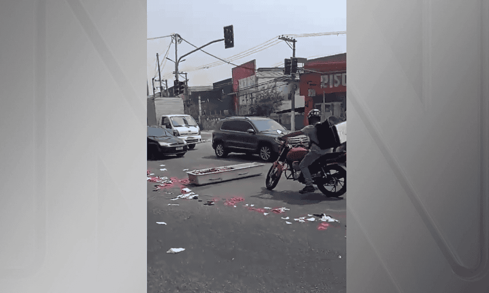 Caixão cai de carro funerário no meio de avenida em Osasco (SP)