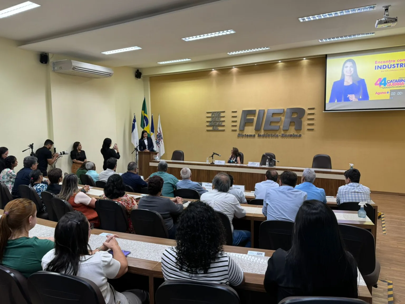 Catarina apresenta propostas para setor industrial, após restabelecer candidatura