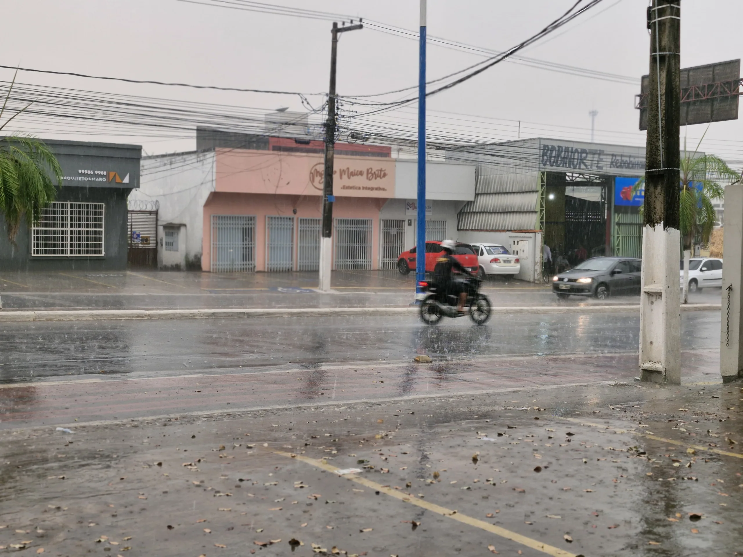 Chuva de quase 50mm é uma das maiores registradas este ano e deixa vários pontos de Rio Branco alagados