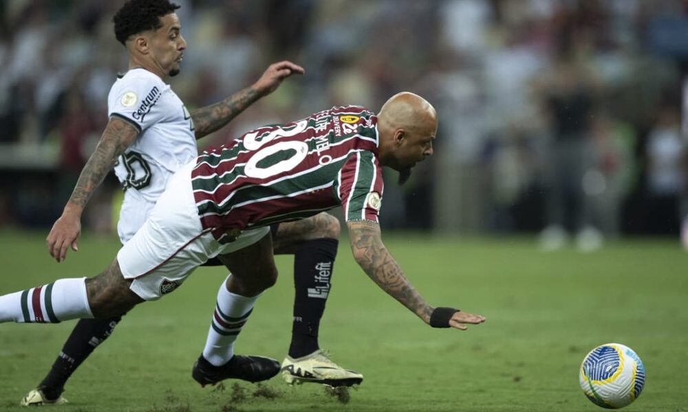 Fábio pede falta em Felipe Melo no gol da derrota do Fluminense para o Botafogo