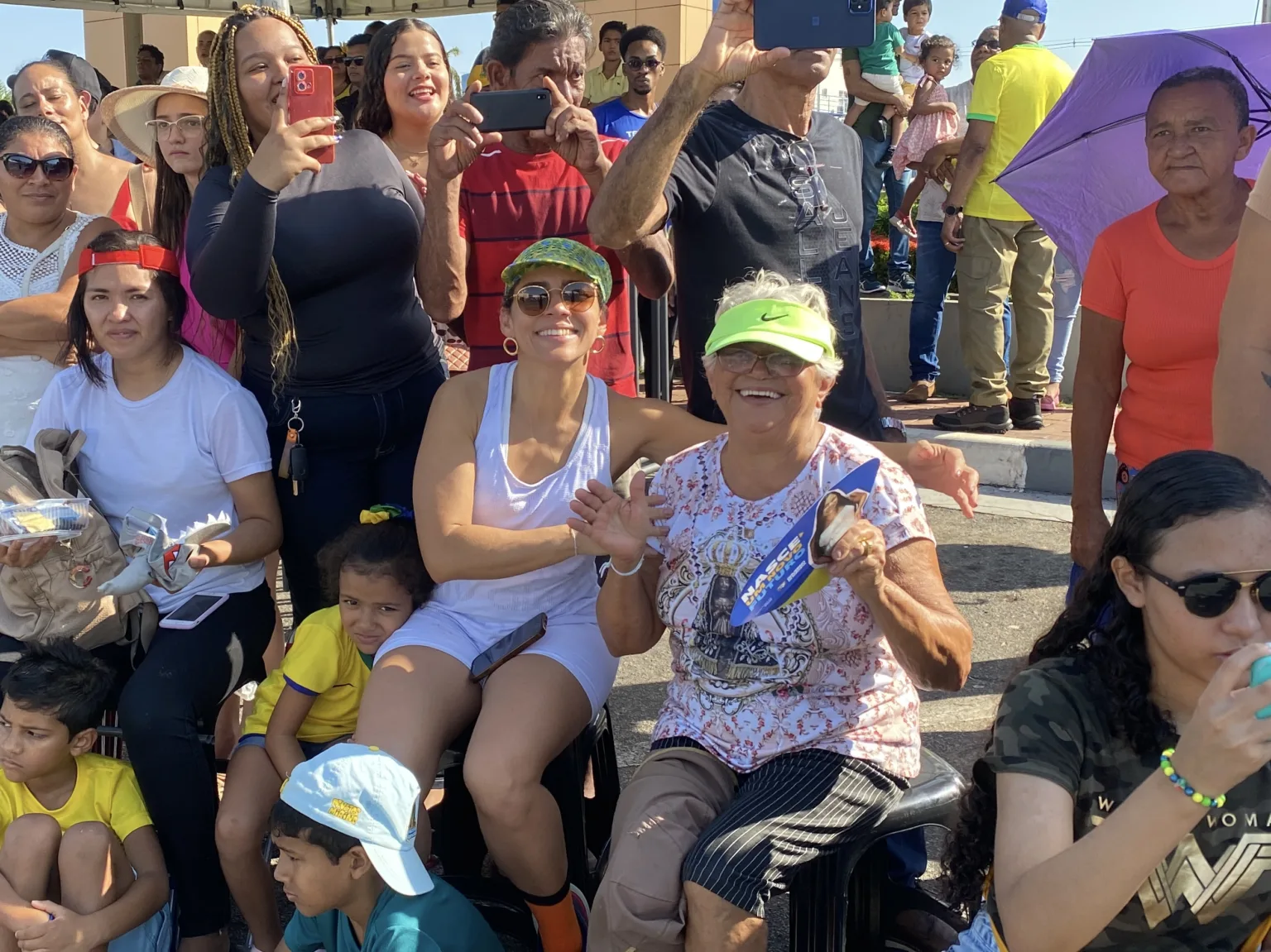 Há 73 anos acompanhando o desfile de 7 de setembro, idosa passa tradição para filha e netos