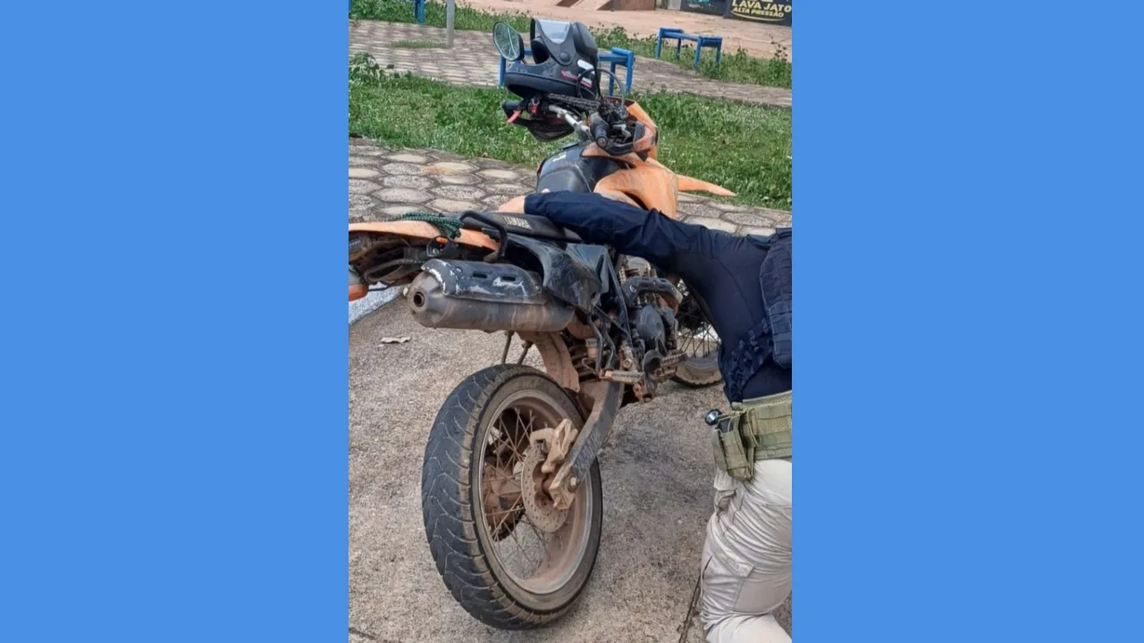 Homem sem CNH é preso flagrado em moto sem placa e com restrição de furto