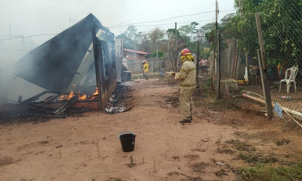 Incêndio devasta casa no bairro Mototaxi em Cobija