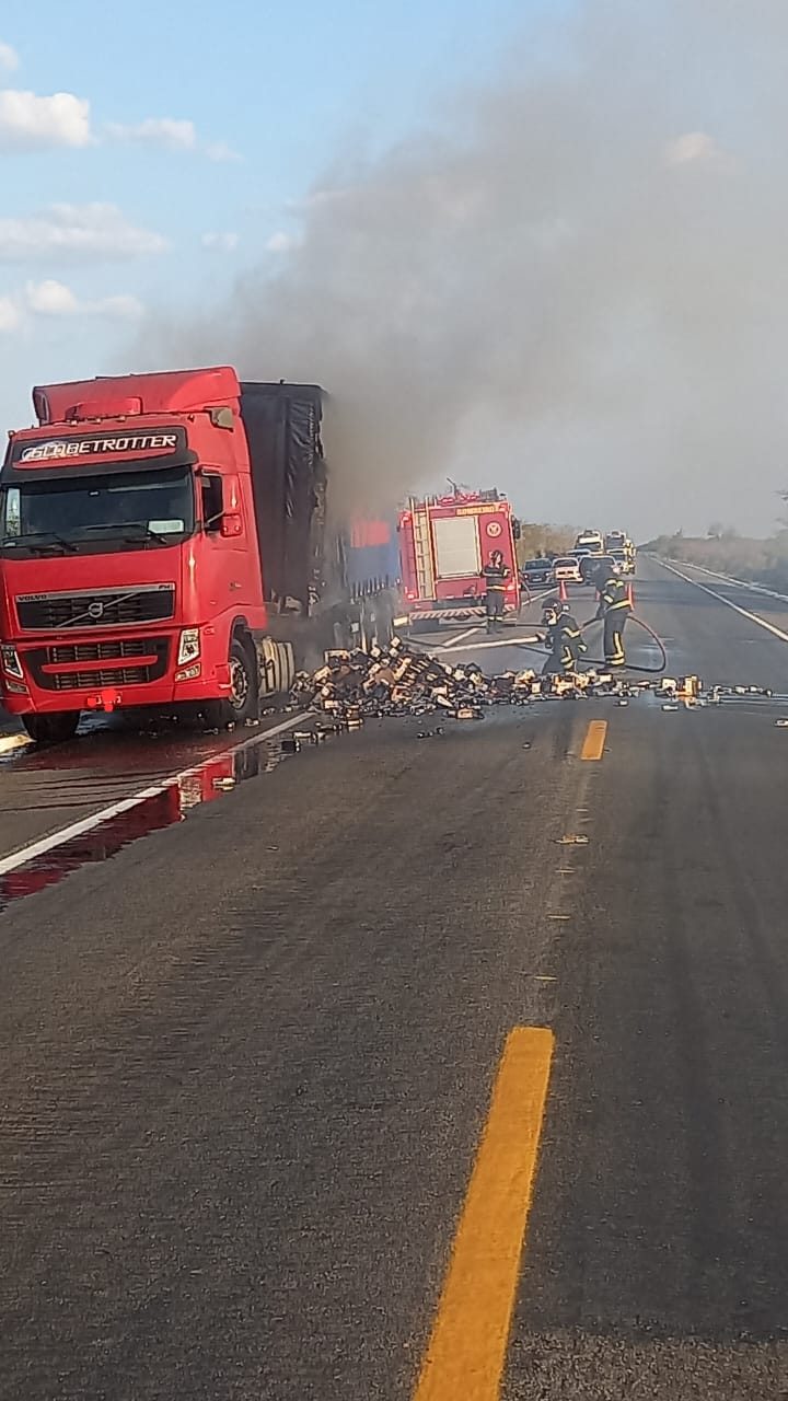 Incêndio em caminhão que transportava cervejas deixa via da BR-304 interditada