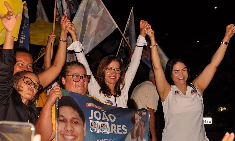 Leila Galvão agita Brasiléia em bandeiraço com centenas de apoiadores