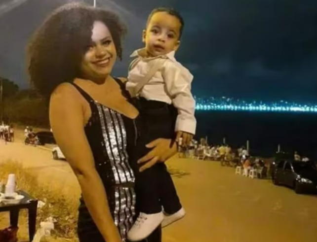 Mãe é presa após esfaquear, matar e decapitar o próprio filho de 5 anos