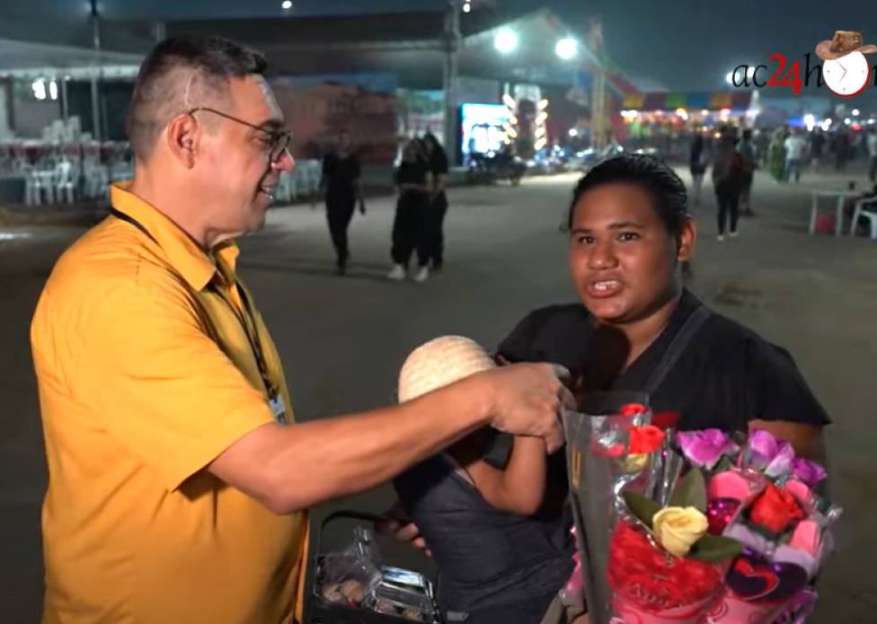 Na Expoacre, mãe vende rosas e brigadeiro com filha de 1 ano no colo – ac24horas.com