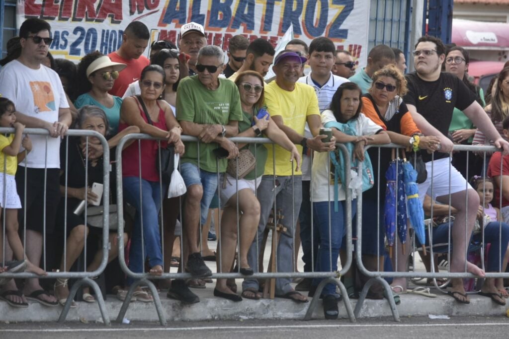 População se reúne para assistir desfile de 7 de setembro em Natal; veja fotos