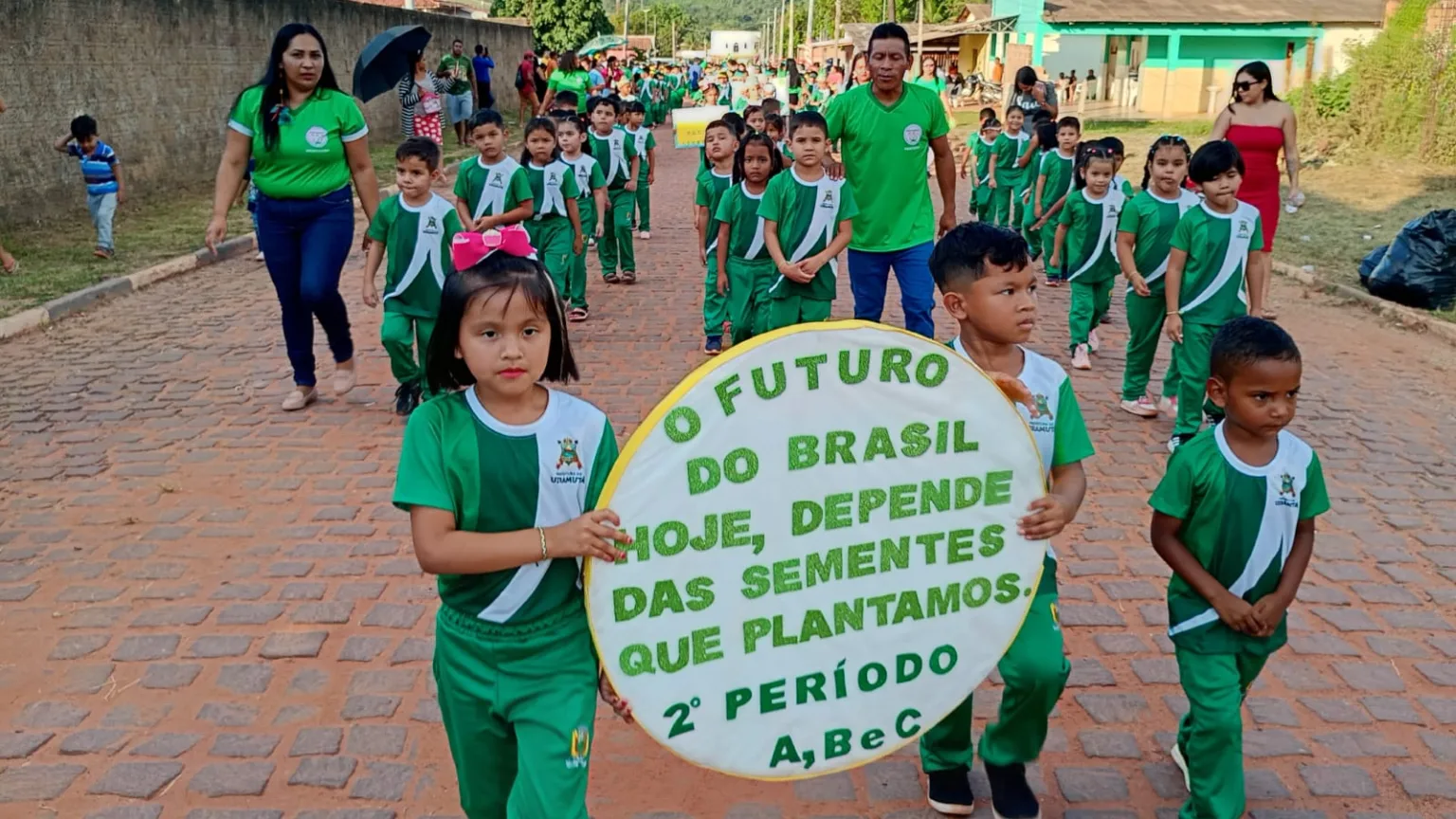 Quase 1 mil alunos participam do desfile de 7 de setembro em Uiramutã