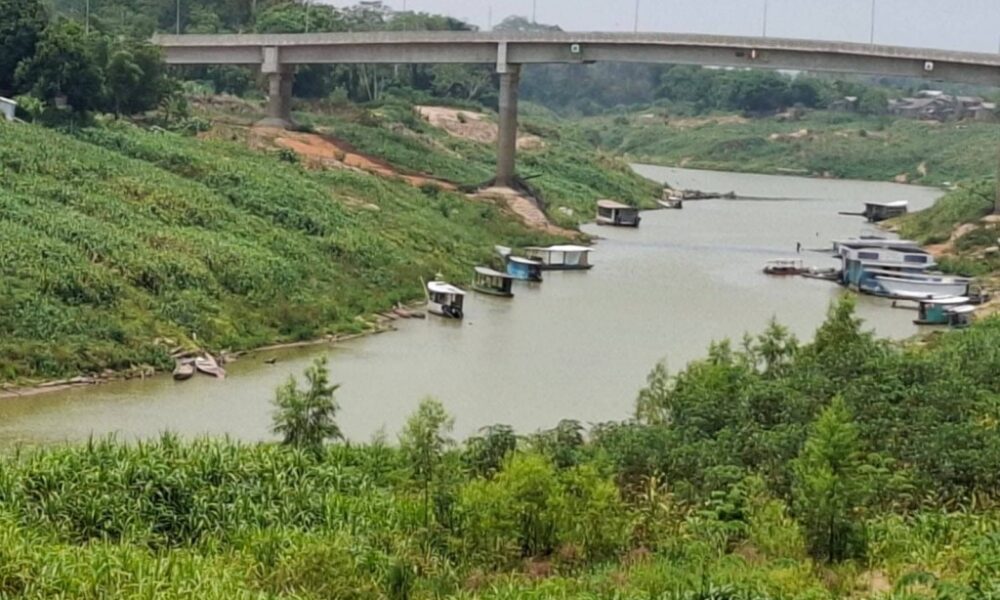 Rio Iaco atinge 32 centímetros e chega à maior seca história em Sena Madureira