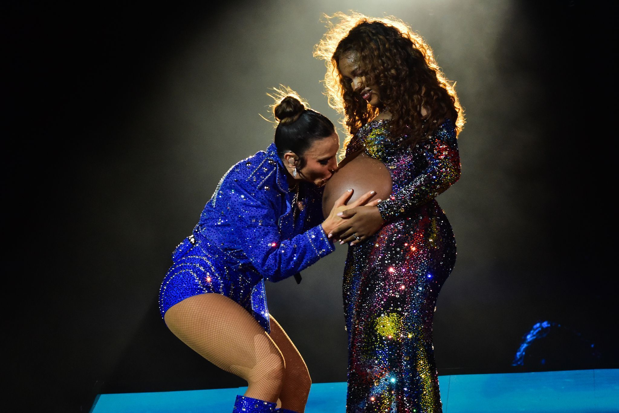 Rock in Rio 2024: grávida, Iza recebe benção de Ivete Sangalo no palco