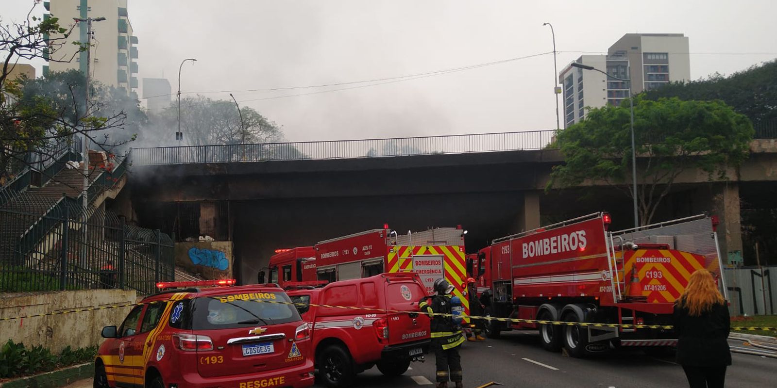 SP: incêndio atinge viaduto na Avenida 23 de Maio