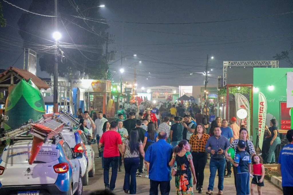 Show nacional, provas de rodeio, mais de 130 estandes: Veja a programação da 2ª noite da Expoacre