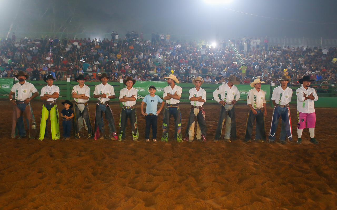 Terceira noite do rodeio reúne 20 peões disputando prêmios de até R$ 10 mil – ac24horas.com