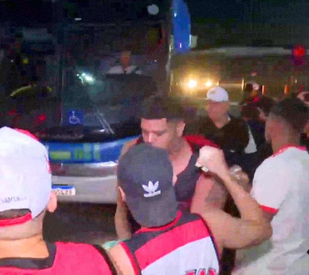 Torcida do Flamengo faz protesto em aeroporto após eliminação na Libertadores