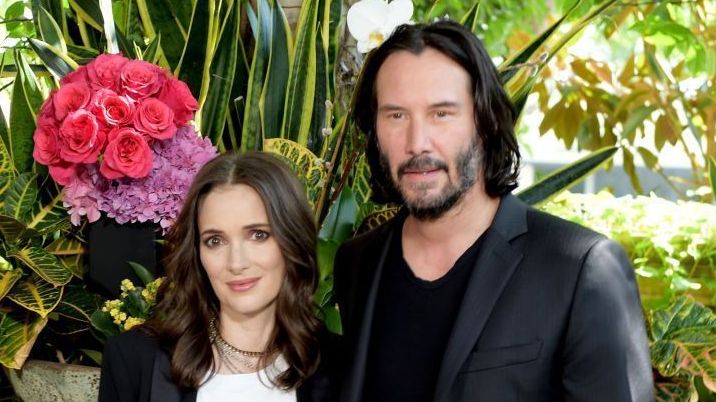 Winona Ryder e Keanu Rivers se chamam de marido e mulher em mensagens de texto