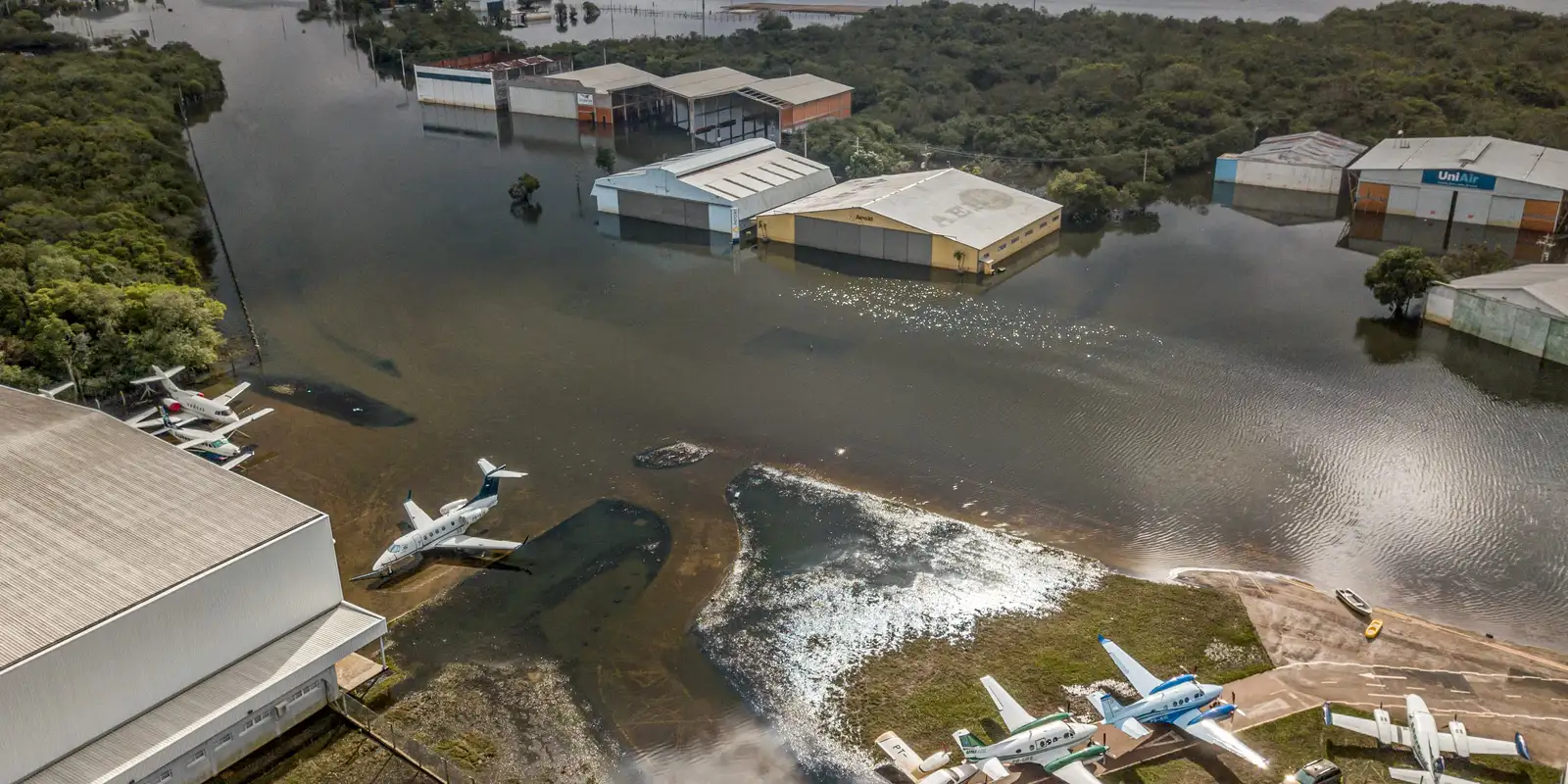 Aeroporto de Porto Alegre volta a receber voos comerciais na segunda