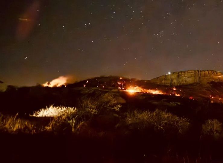 Bombeiros combatem incêndio em serra de Patu há mais de 24 horas; veja imagens