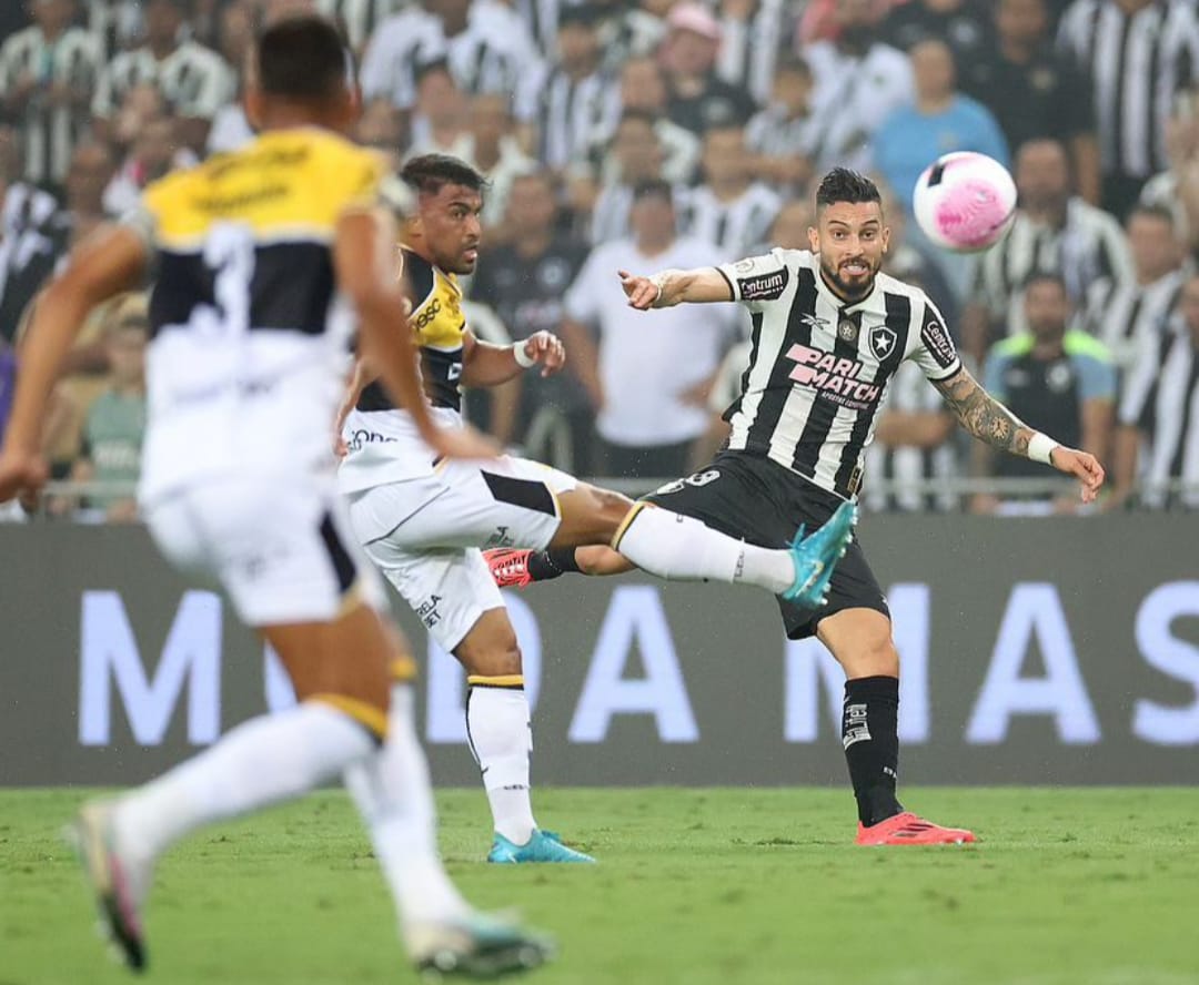 Botafogo faz nos acréscimos, cede empate ao Criciúma e pode ver Palmeiras colar no Brasileirão