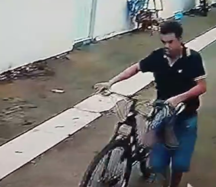 Câmara de segurança filmam roubo de ‘Bicicleta e Bota’ à luz do dia em Brasiléia, no Braúna; vídeo