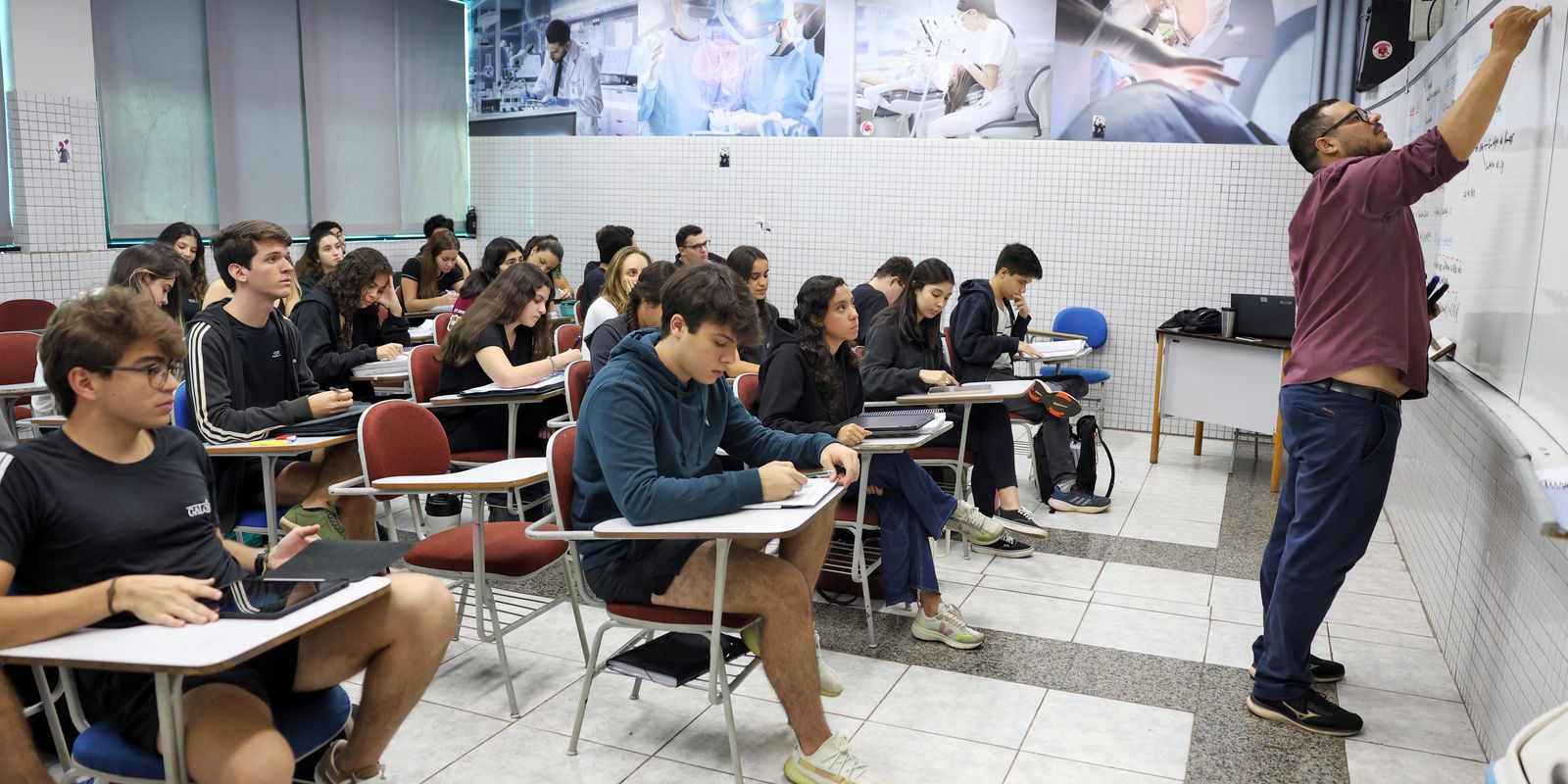 Candidatos se preparam para prova de redação do Enem no domingo