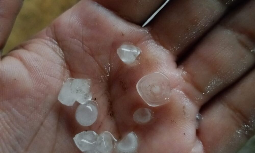 Chuva de granizo surpreende moradores de Brasiléia na manhã deste Sábado