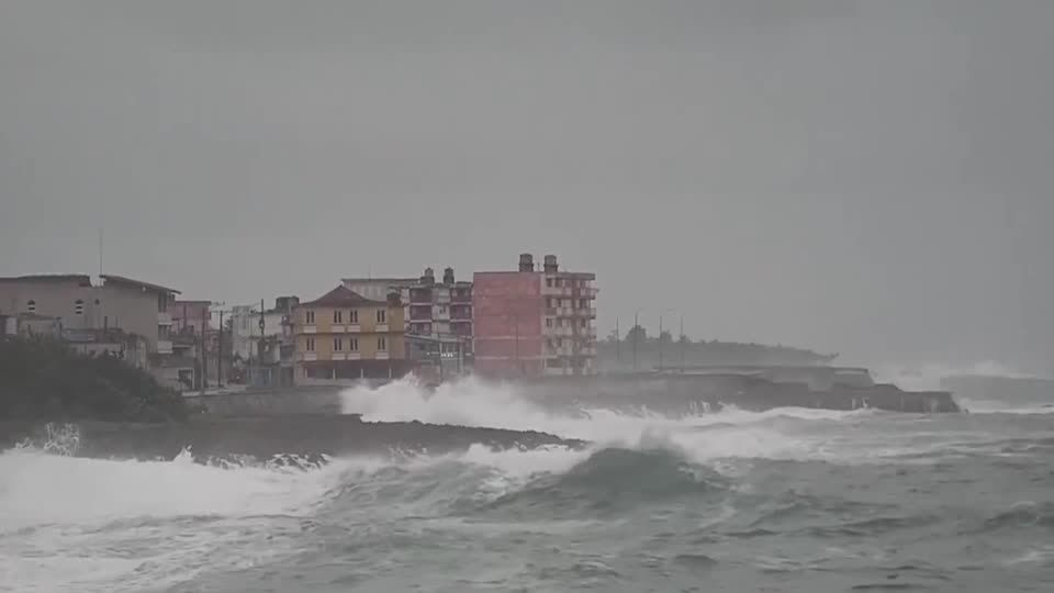 Chuvas e mar agitado em Cuba com a chegada do furacão Oscar