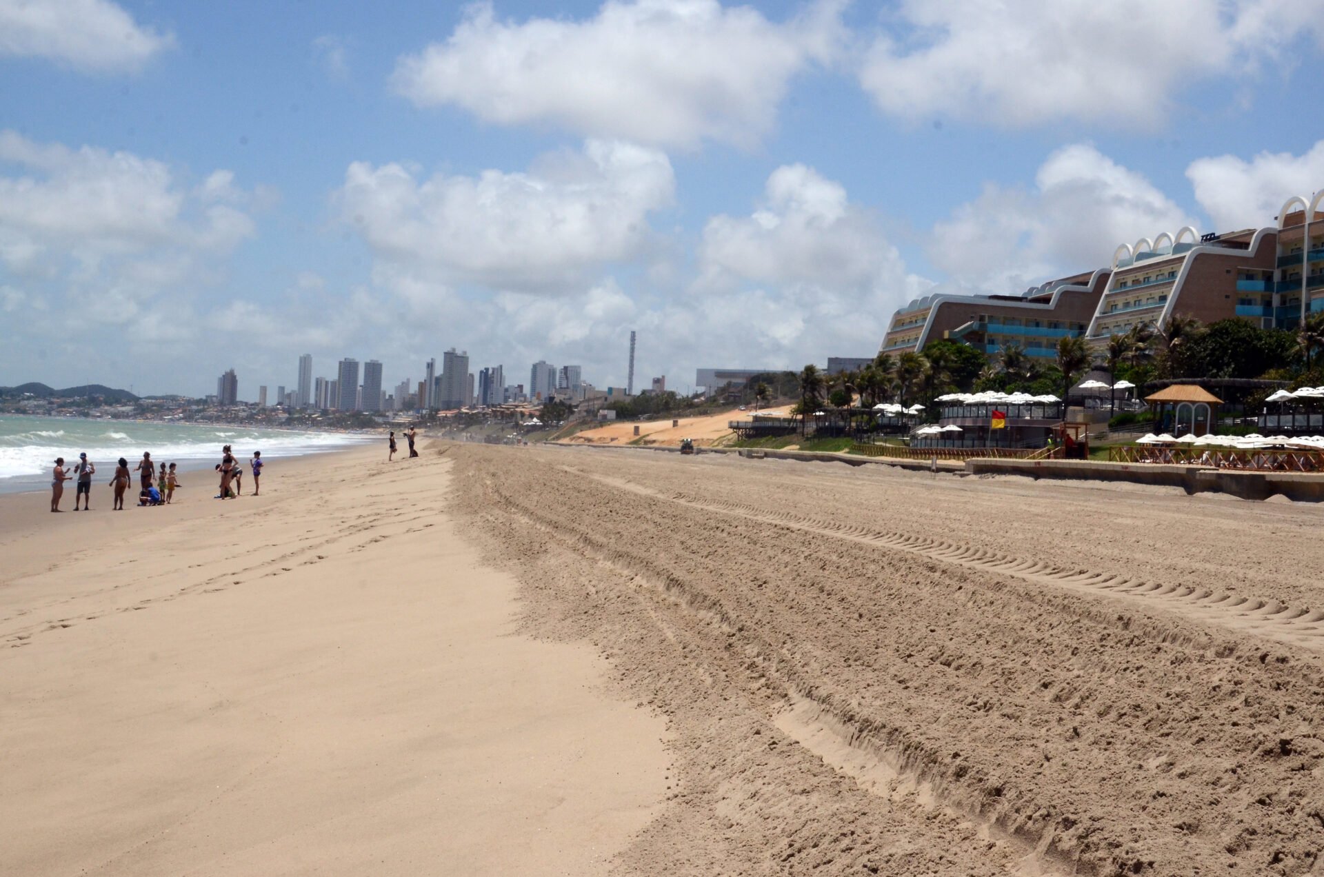 Com o primeiro trecho liberado, banhistas aprovam engorda da praia