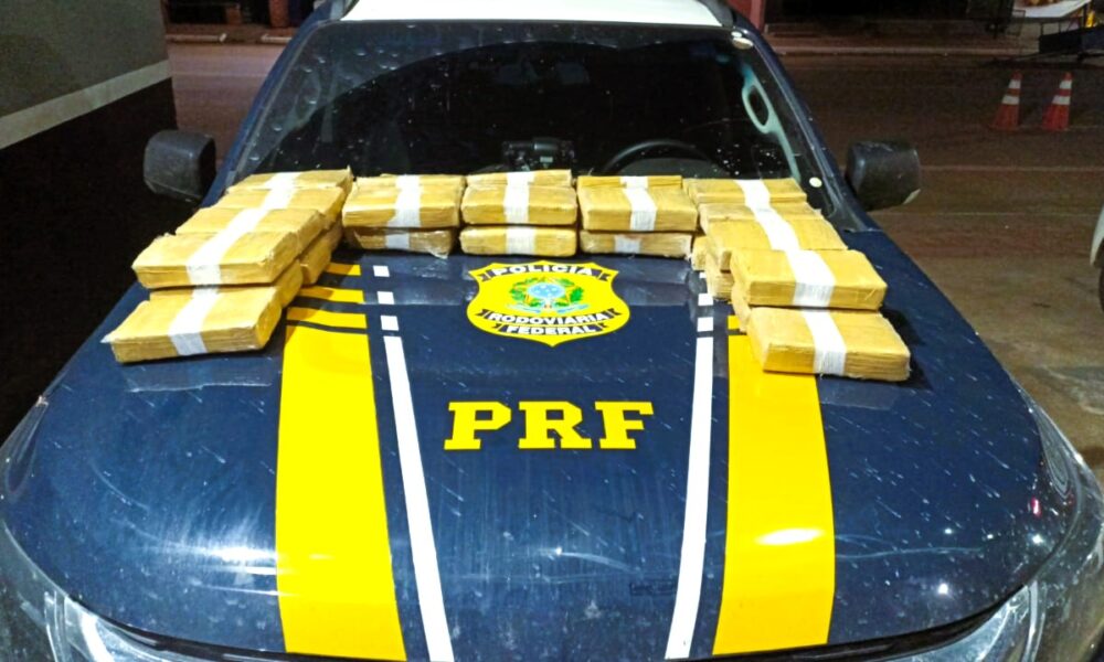 Condutor ‘fura’ bloqueio, bate em poste e PRF encontra quase 40 kg de drogas no carro