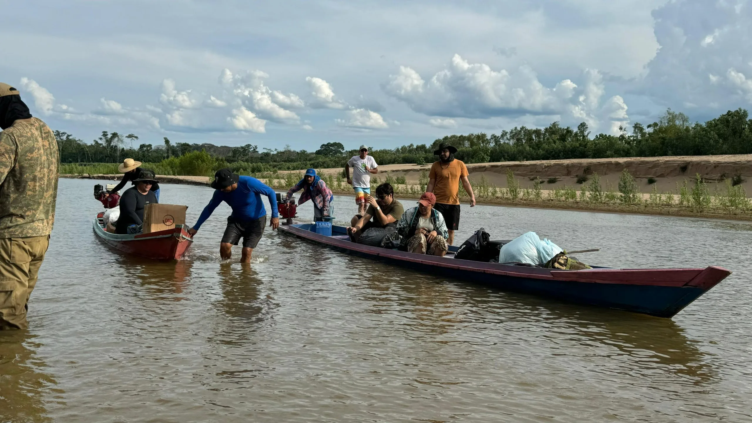 Equipe do Projeto Cidadão enfrenta seca do Rio Iaco para levar atendimentos a aldeia indígena