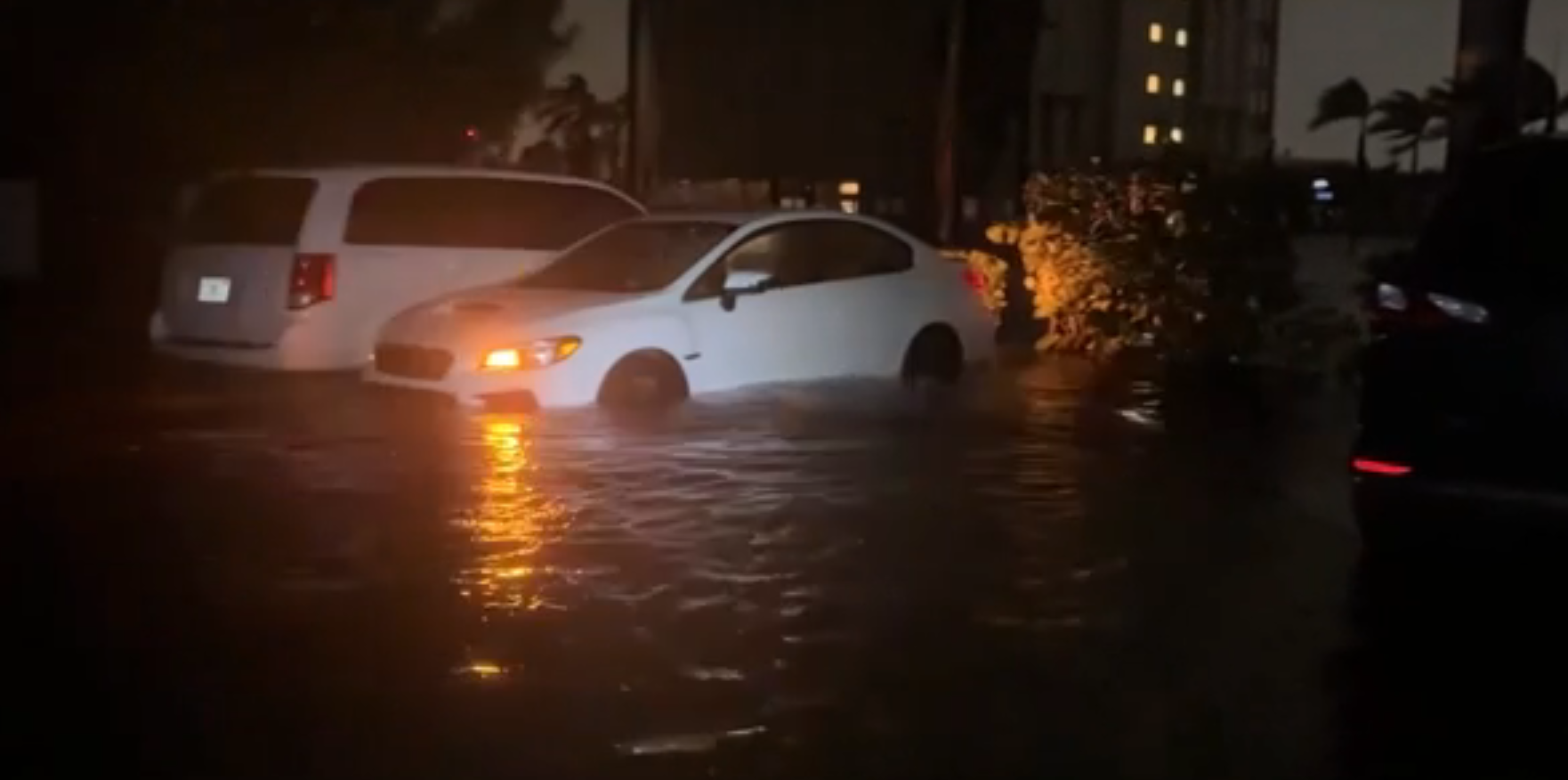 Furacão Milton: Ruas ficam submersas enquanto a tempestade avança na Flórida