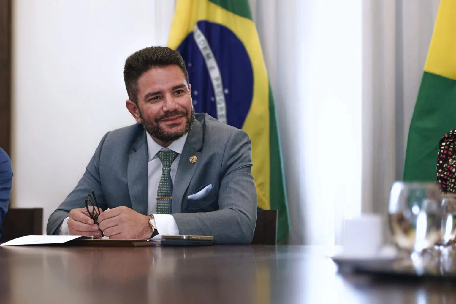 Gladson anuncia pagamento de R$ 4,1 mil de Bolsa Qualificação para 7 mil profissionais da Saúde do Acre