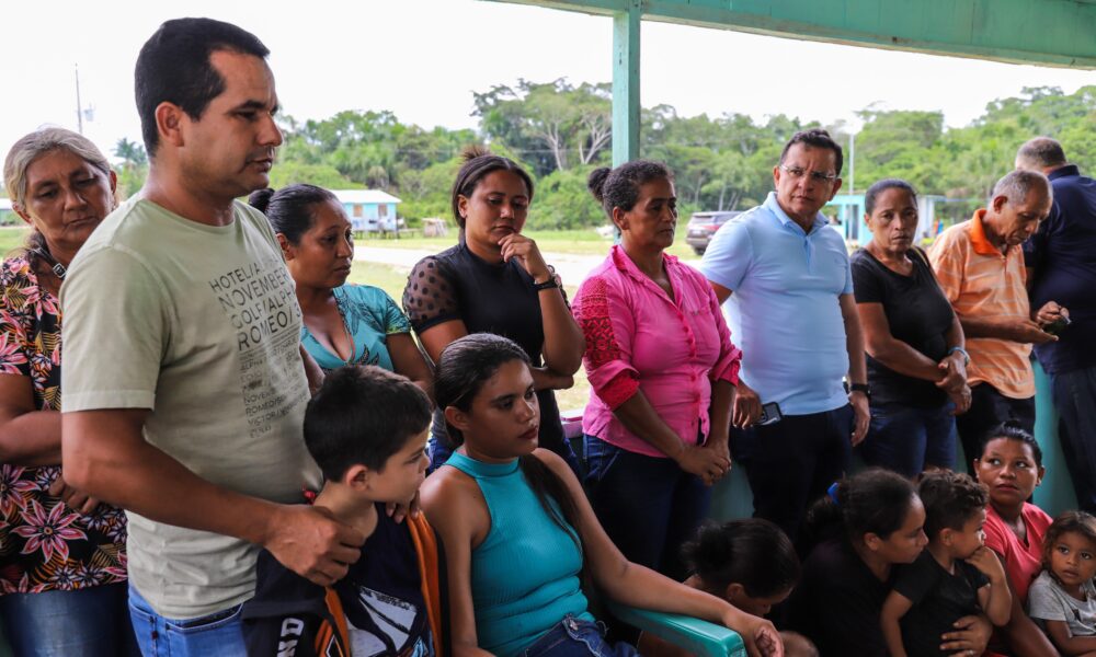 Gonzaga entrega embarcações que vão atender associação de mulheres e ribeirinhos de comunidades isoladas em Cruzeiro do Sul