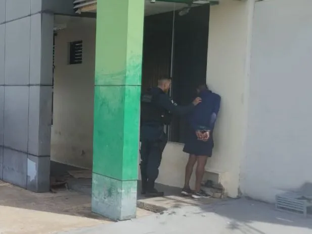 Homem é preso em flagrante com drogas na mochila