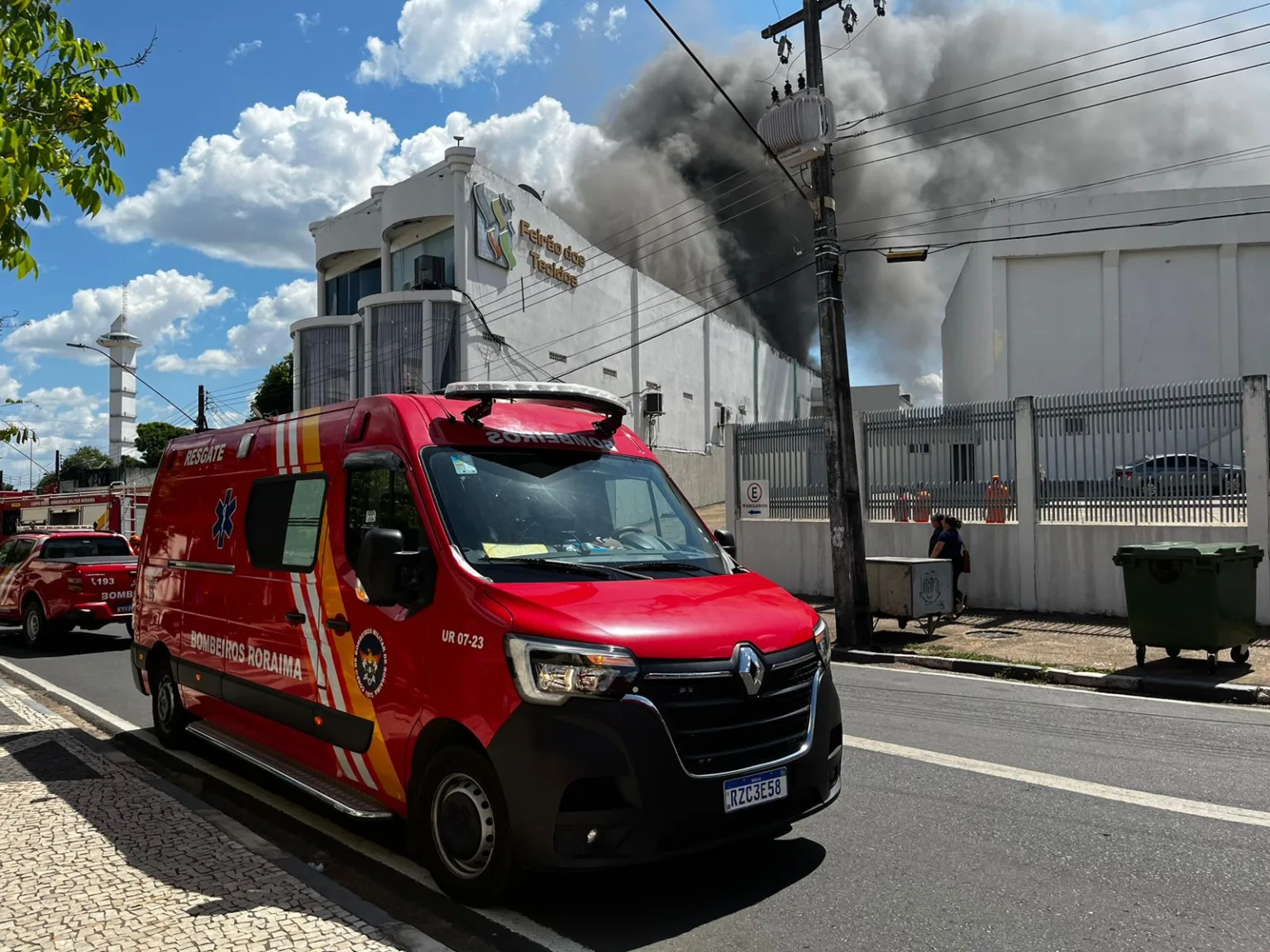 Incêndio atinge loja de tecidos no Centro