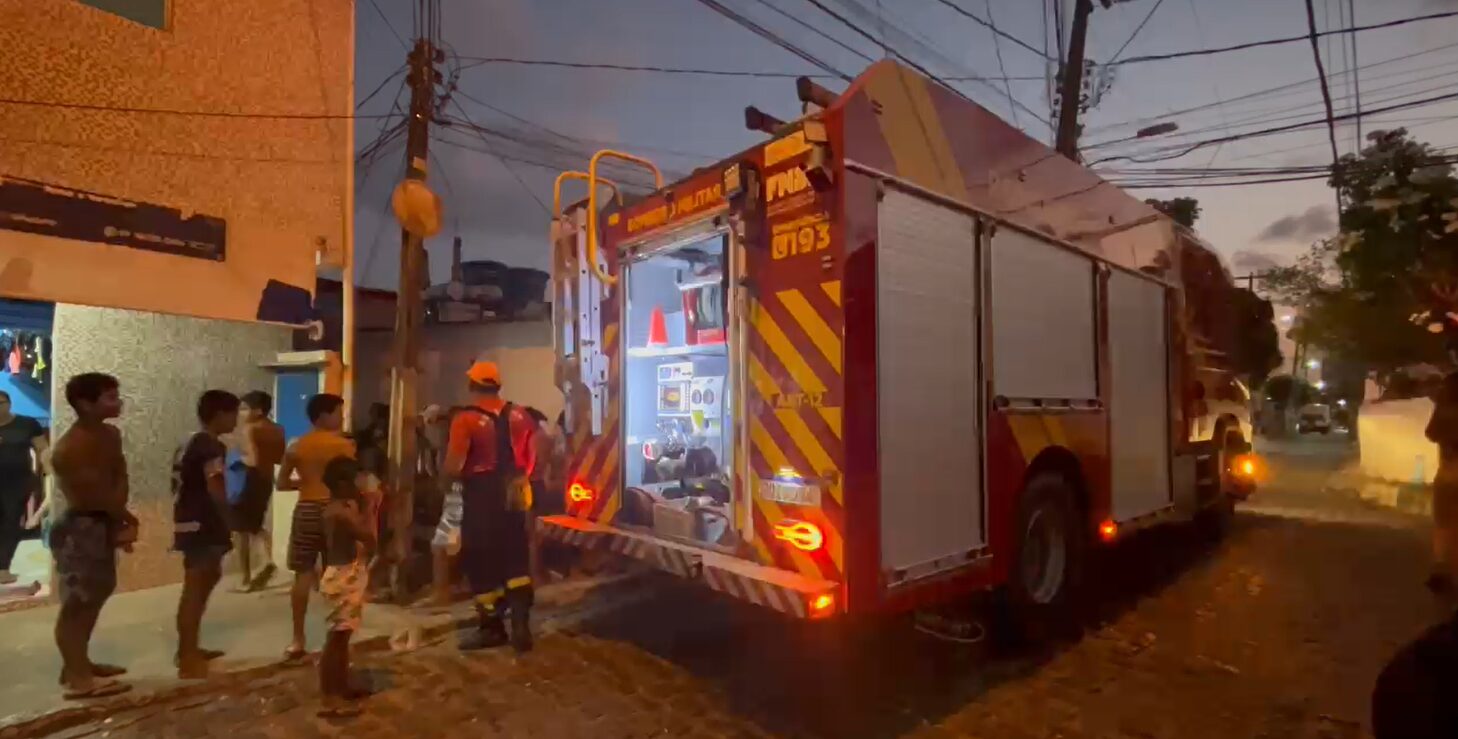 Incêndio em residência em Ponta Negra é controlado por Bombeiros e vítima é socorrida