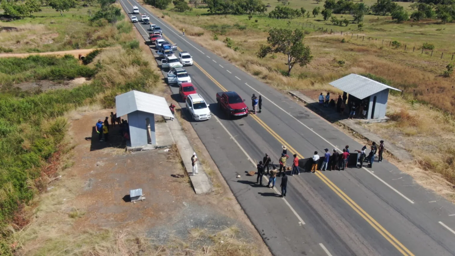 Indígenas bloqueiam rodovia federal em protesto contra o marco temporal