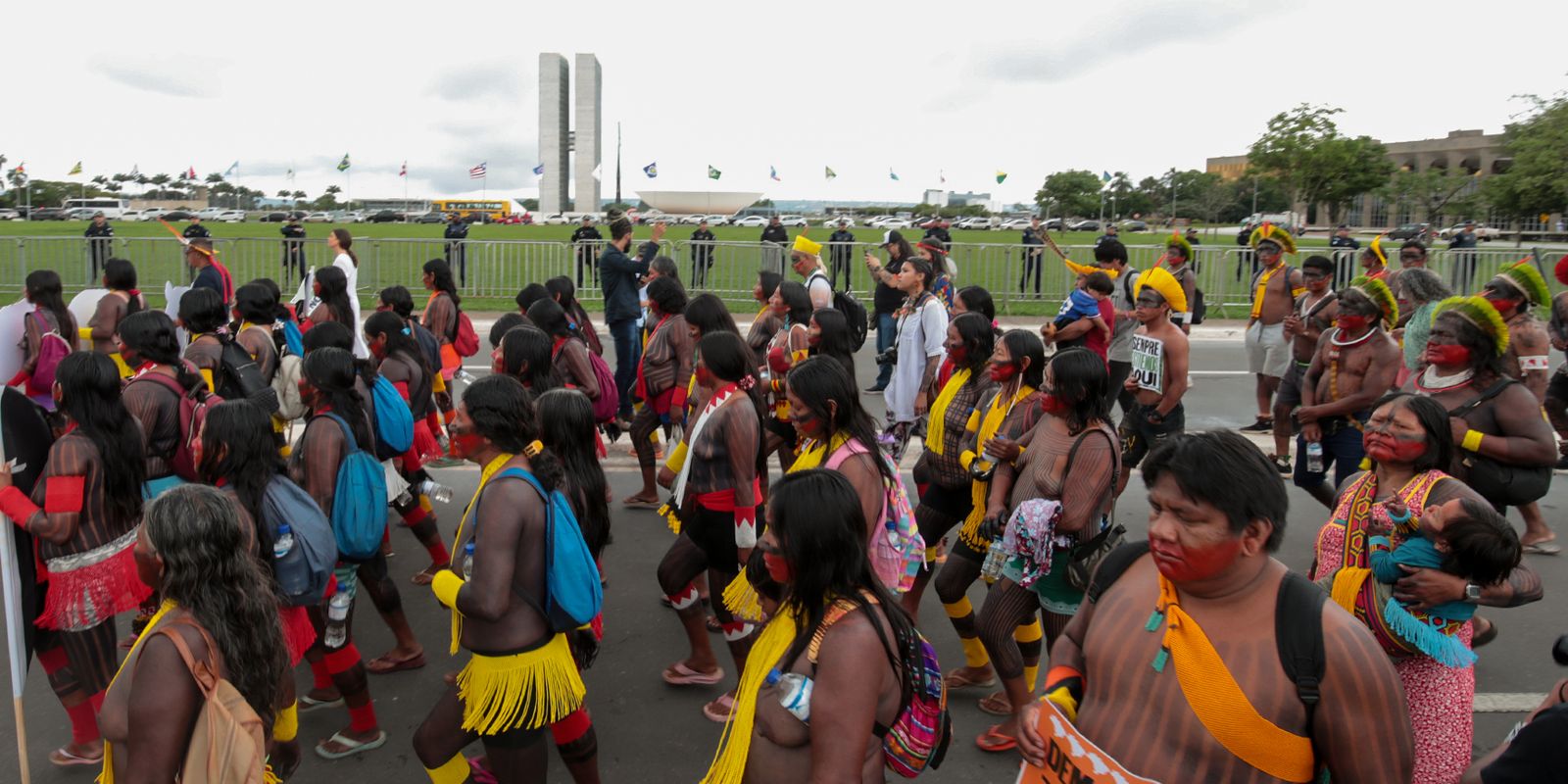 Indígenas marcham em Brasília e bloqueiam vias contra marco temporal