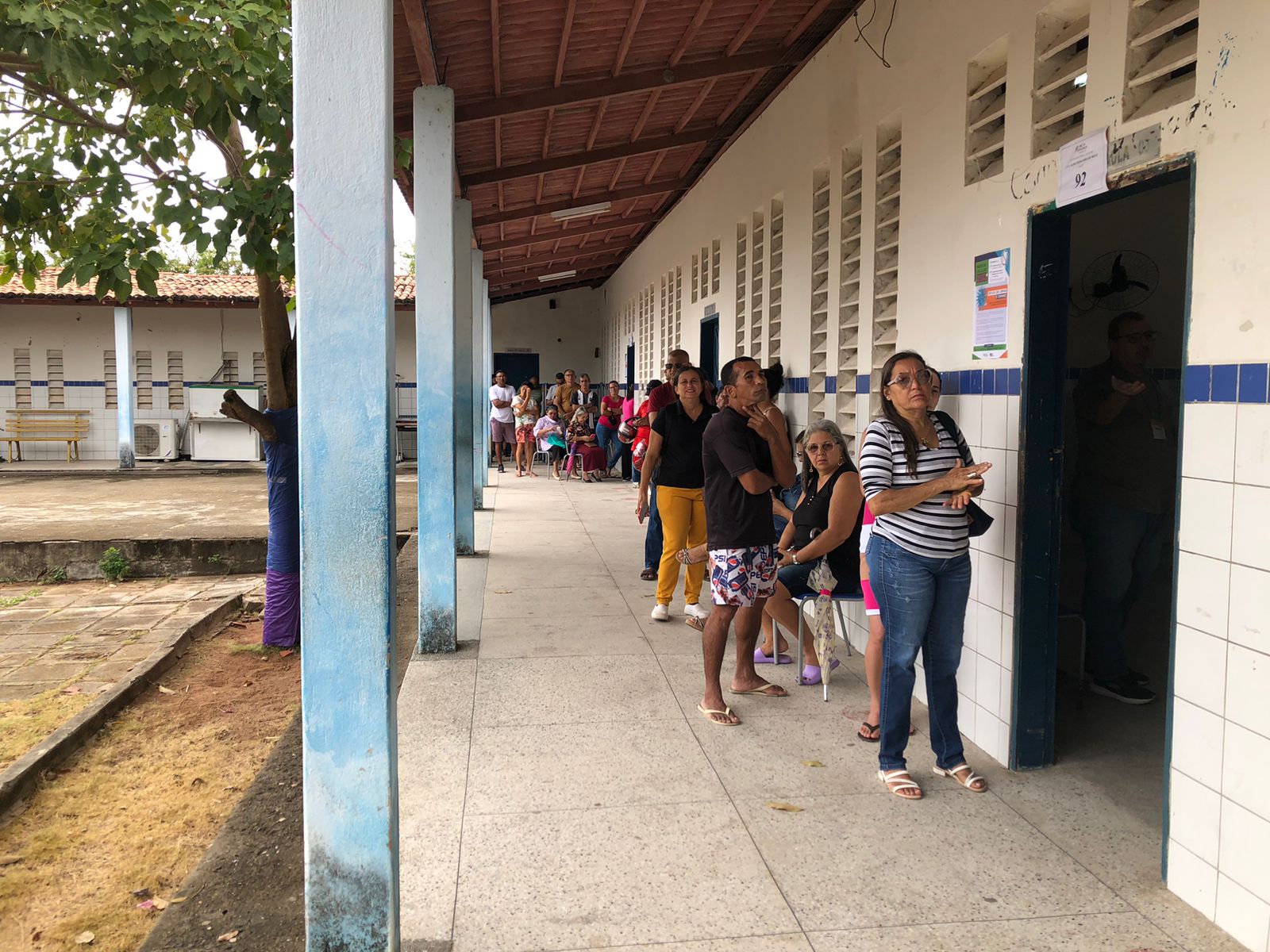 Início de votação começa com fila longa em seção de escola da zona Norte de Natal