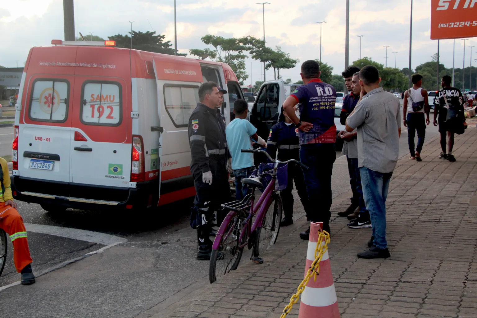 Menino fratura o braço após bater em carro na Avenida das Guianas