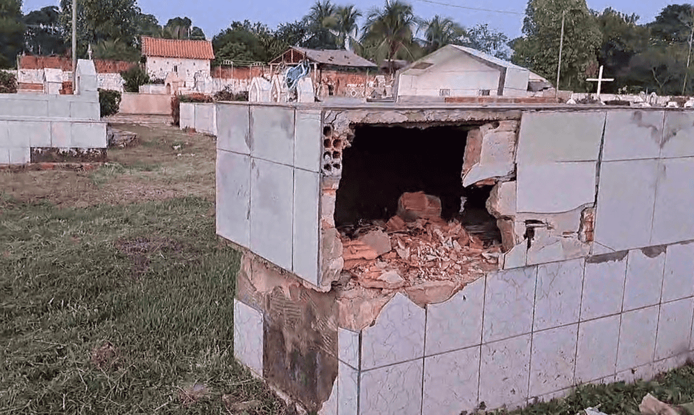 Motorista de empresa perde controle de maquina pesada, invade cemitério e destrói túmulos em Brasiléia