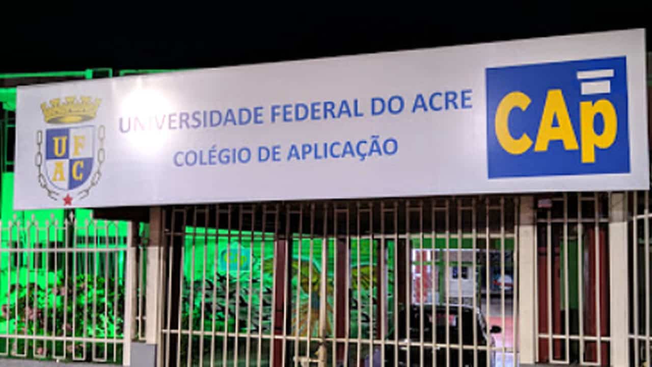 No Acre, professor afastado por suspeita de assédio volta a dar aula e alunos protestam