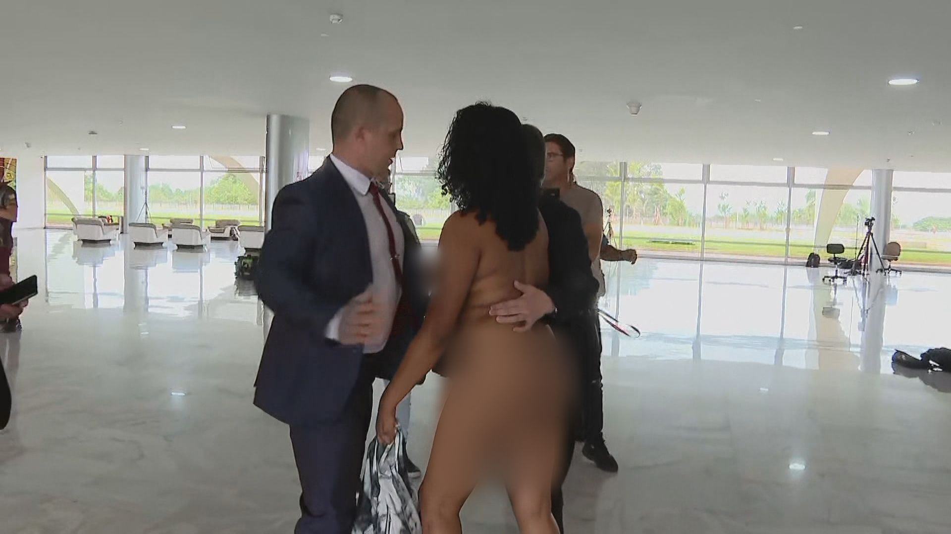 O que se sabe sobre o caso da mulher que tirou a roupa no Planalto